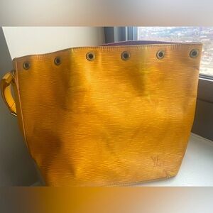 LV Ombré Noe Epi Leather bucket bag